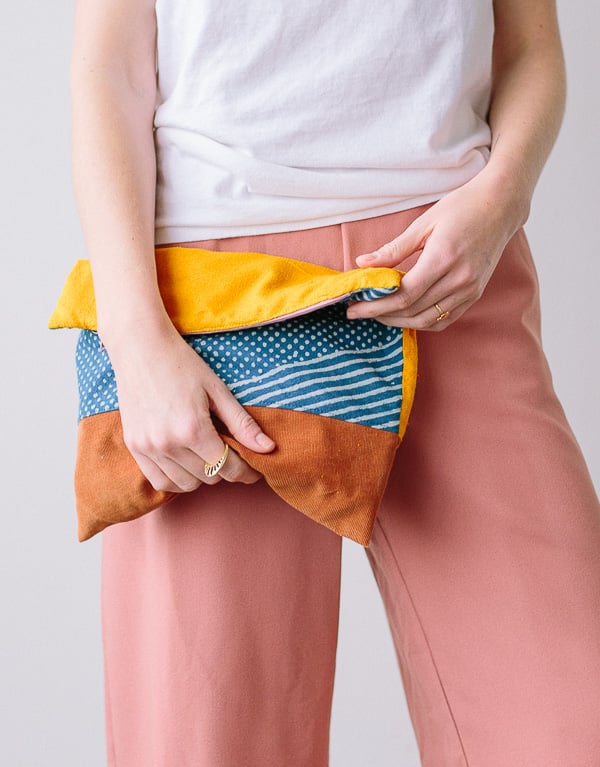 Try making this fold-over clutch to impress your Mom this Mother's Day. Check out my ultimate Mother's Day Gift Guide: Gifts You Can DIY for more ideas! #mothersday #giftideas #diygifts 