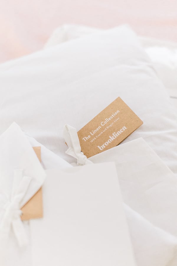 Peek into the minimal modern guest bedroom of Paper and Stitch founder, Brittni Mehlhoff. And get 5 tips for refreshing your guest bedroom before having guests. #guestroom #bedroom #organicmodern #minimalbedroom #bohobedroom #eclecticbedroom
