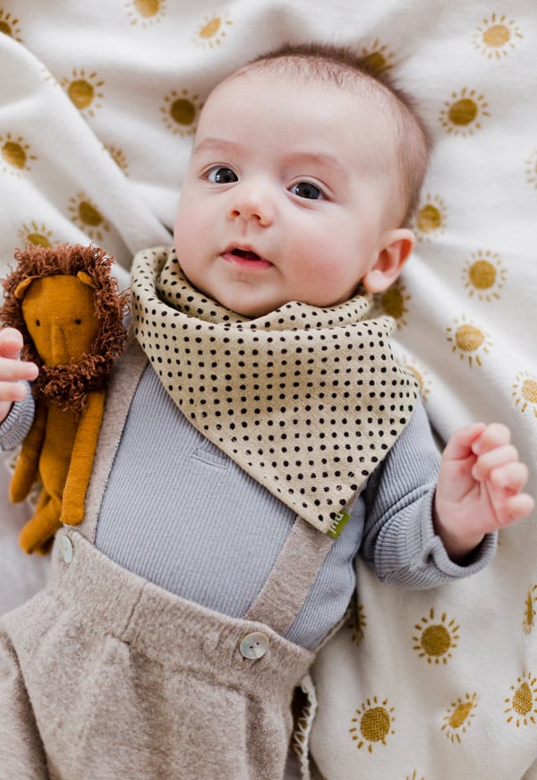 10 Minute Diy To Try How Make A Bandana Bib From Napkin For Your Little One Paper And Sch How To Make A Diy Bandana Bib From