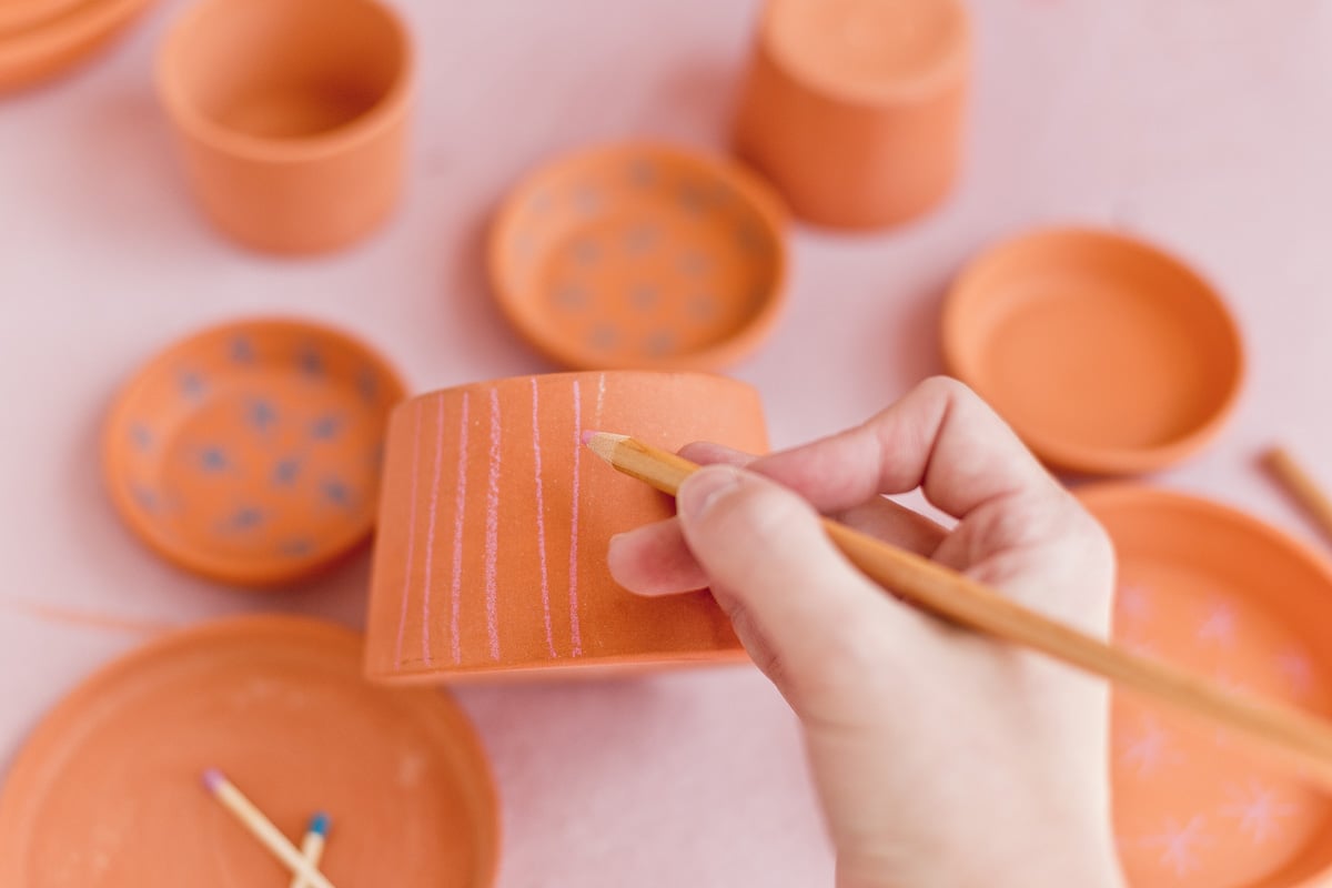 Let's Dish: A Simple DIY Jewelry Dish / Trinket Tray. #jewelry #diy #diyhome #terracotta #homedecor