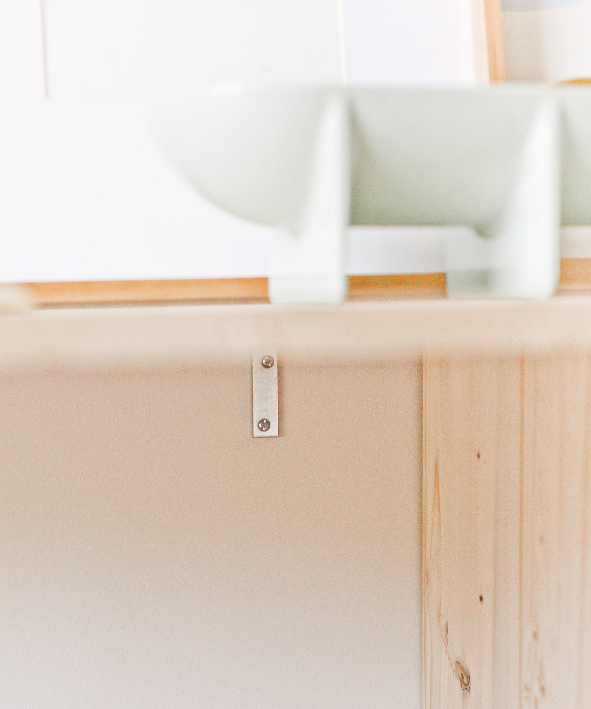 DIY desk idea (with storage) that uses just a few pieces of wood and some cleverly place corner braces. Click through for the tutorial. #desk #organicmodern #bookshelf #deskinspiration #wooddesk #diyfurniture