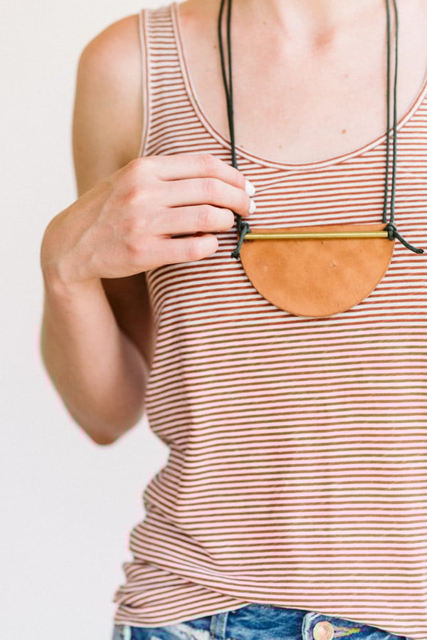 30 Minute DIY to Try: How to Make a Unique DIY Necklace with Brass and Leather. #diyjewelry #diynecklace #leather #leatherjewelry #diy  #summerdiy #summer