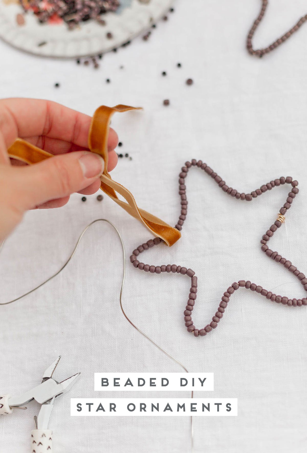 Beaded star ornament made of wire and velvet ribbon
