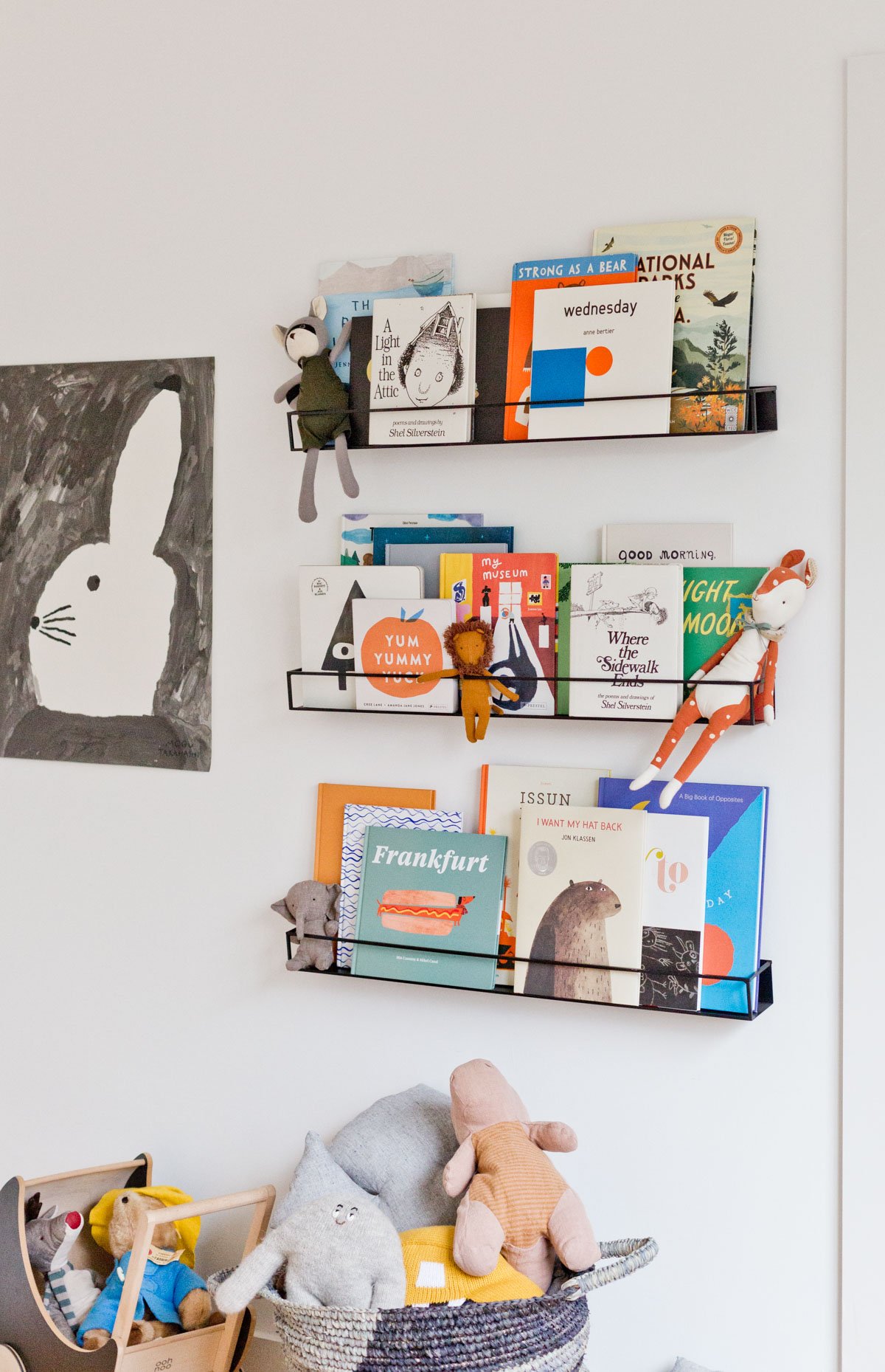 a minimal modern kids bedroom with decorative shelves for books and toys 