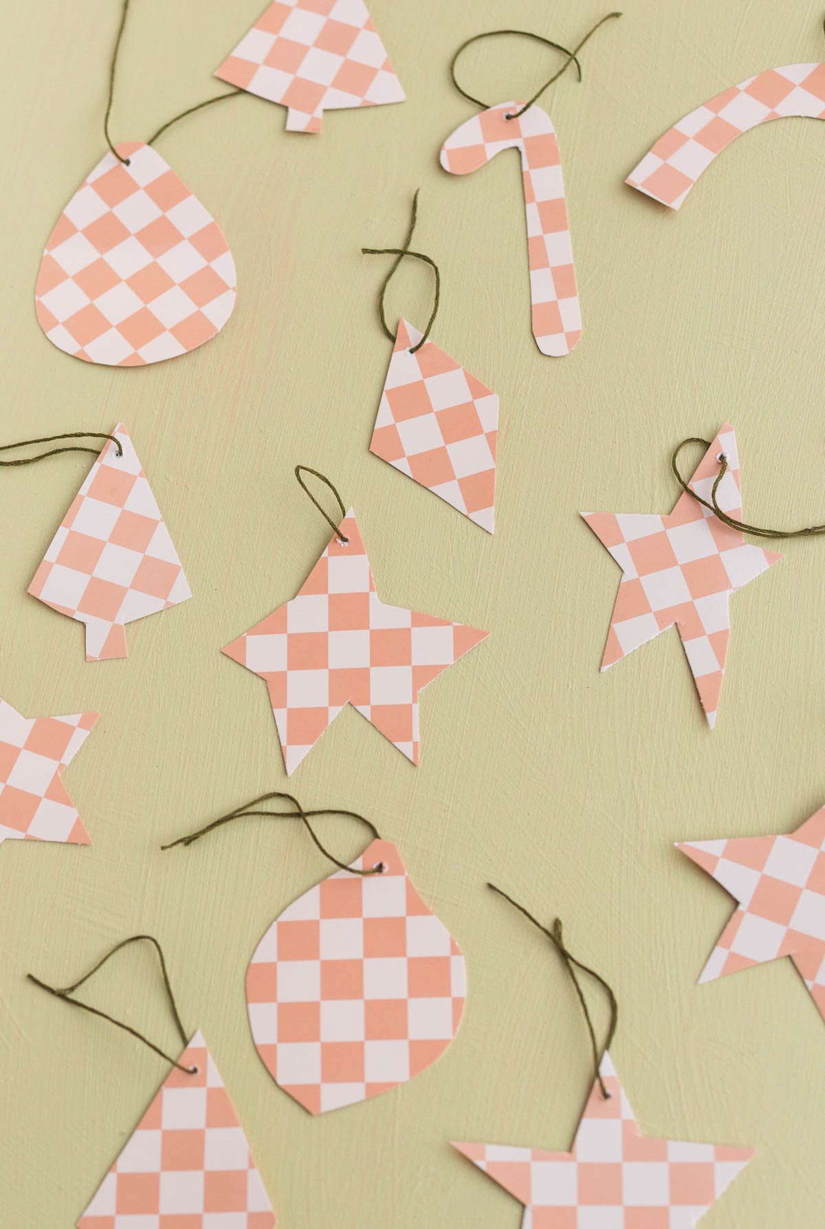 5 Minute DIY Paper Ornaments (from Plates) 5 Minute DIY Paper Ornaments (from Plates)